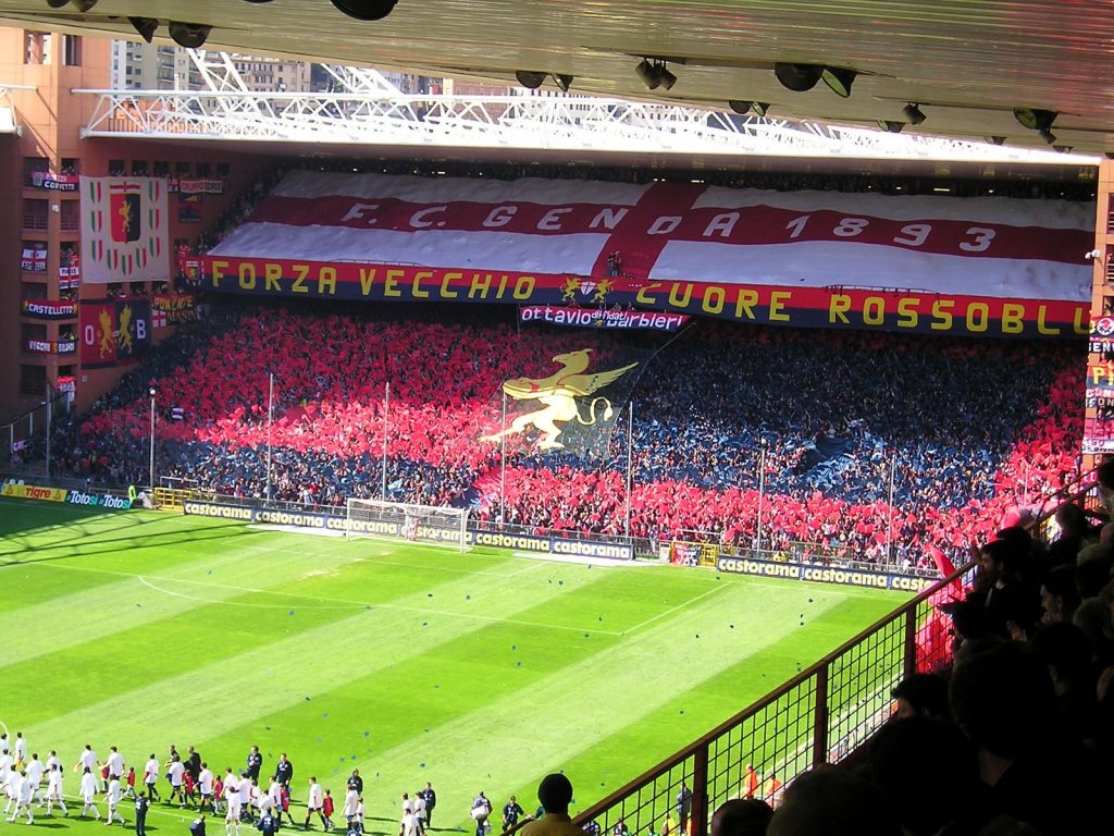 Coreografia dei tifosi del Genoa con il 'Grifone'